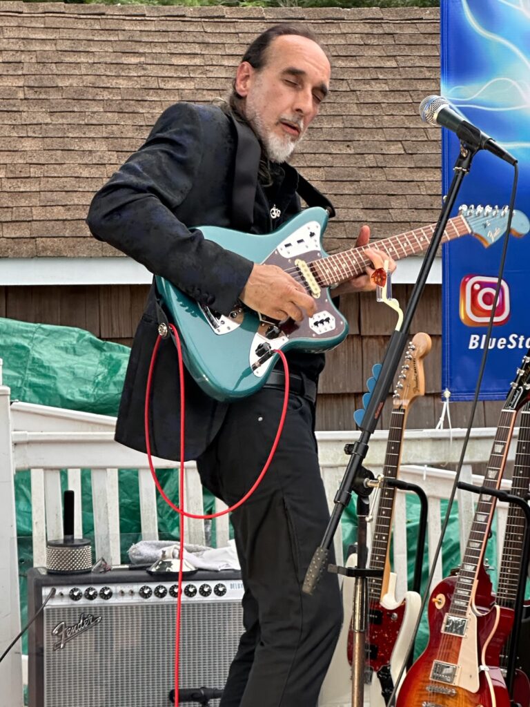 Robert Julius, Guitars, Vocals